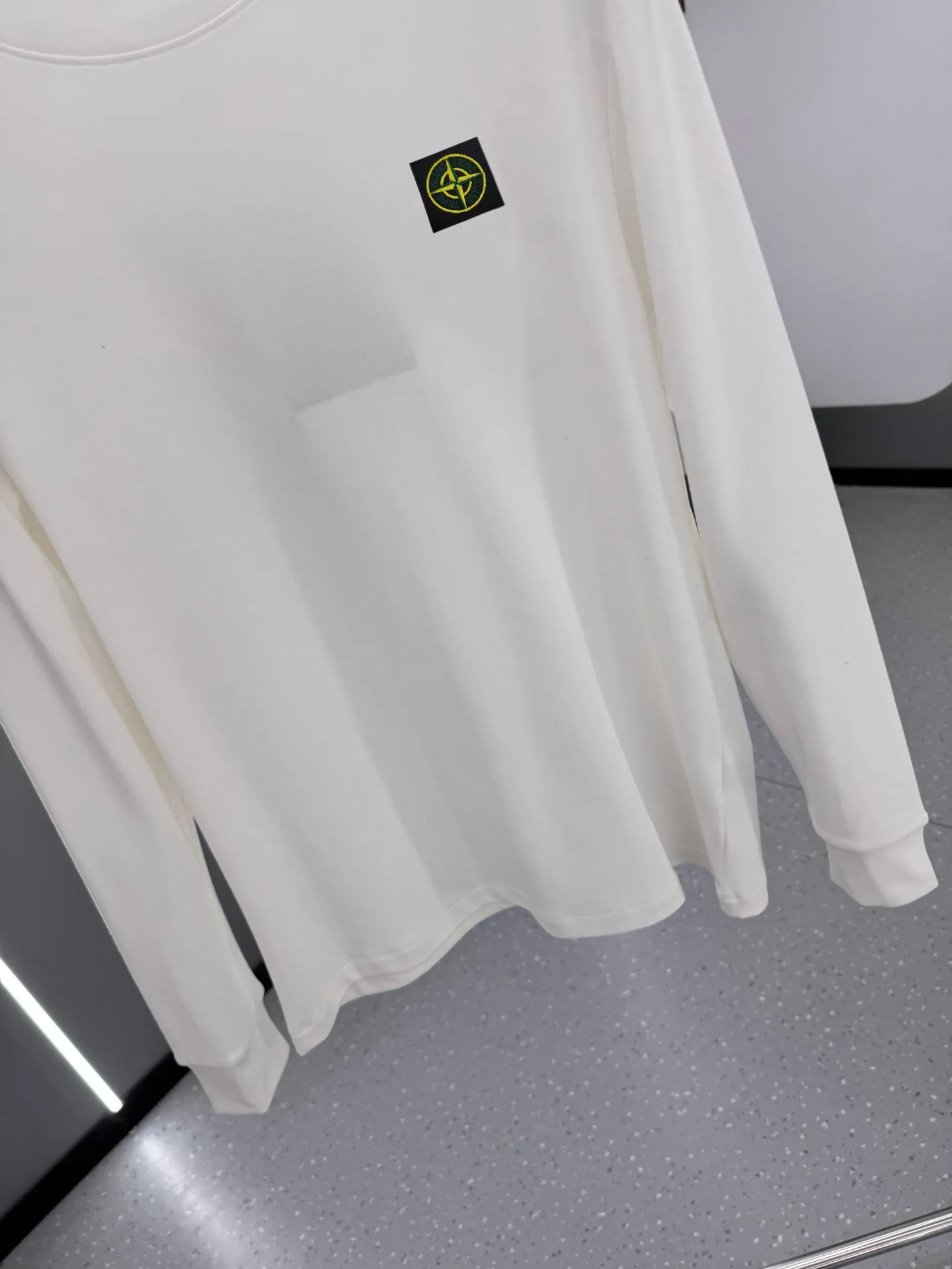P220 Stone Island 2025 autumn and winter men's latest trade order mid-collar bottoming shirt, in full condition! ! Designed with logo embroidery! Customized 100% pure cotton fabric! Weighing 330g, the upper body is comfortable and breathable, not stiff, and has a rich three-dimensional feel overall. It is a quality export order that meets the simple needs of commuters. The upper body effect is very good, slimming, and not picky about the figure. The fabric workmanship is impeccable. Black White Size: XS-2XL